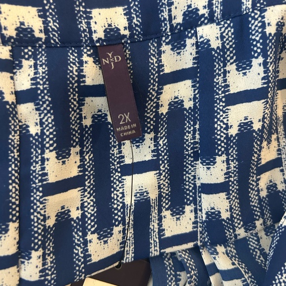 NYDJ Blue White Geometric Print V-Neck Blouse Size 2X NWT - Picture 5 of 6